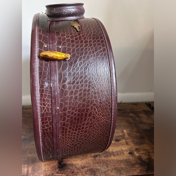 Vintage Samsonite Faux Alligator
Train Hat Box Style 4120 with key - Picture 2 of 10